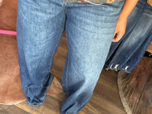Load image into Gallery viewer, ROADTRIP JEANS
