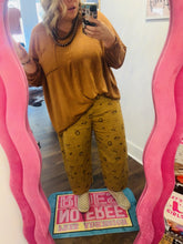 Load and play video in Gallery viewer, FALLING FOR A COWBOY BARREL JEANS
